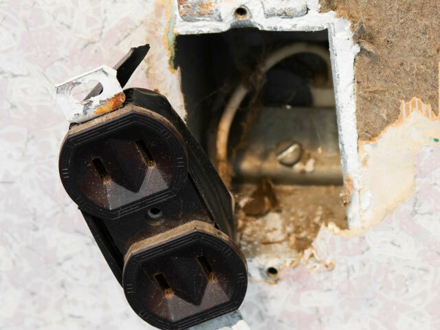 Electrical Plug Not Fastened to Wall